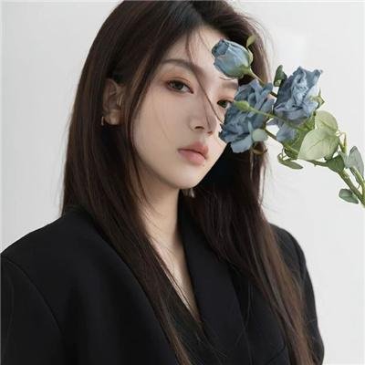 院子里的女人